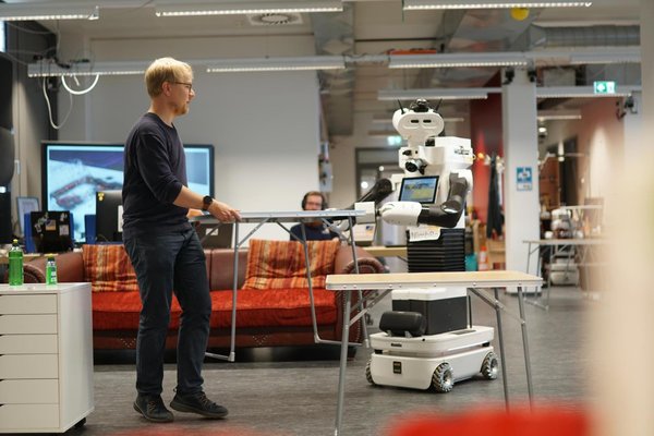 Human-robot collaborative manipulation